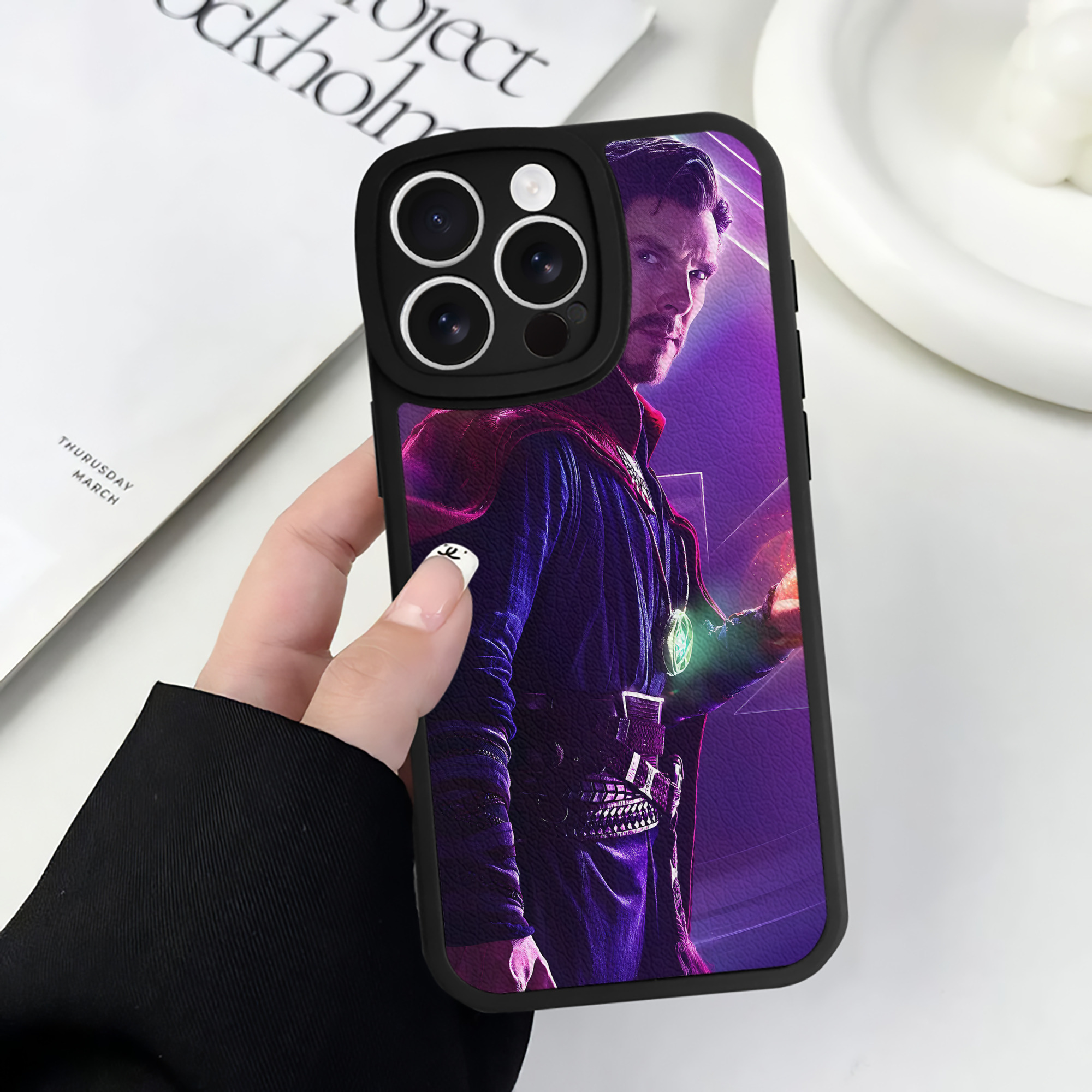 （画像用） アベンジャーズ The Avengers 【iPhone 16シリーズ対応】シリコンスマホケース（レザー調） 材質：シリコン
